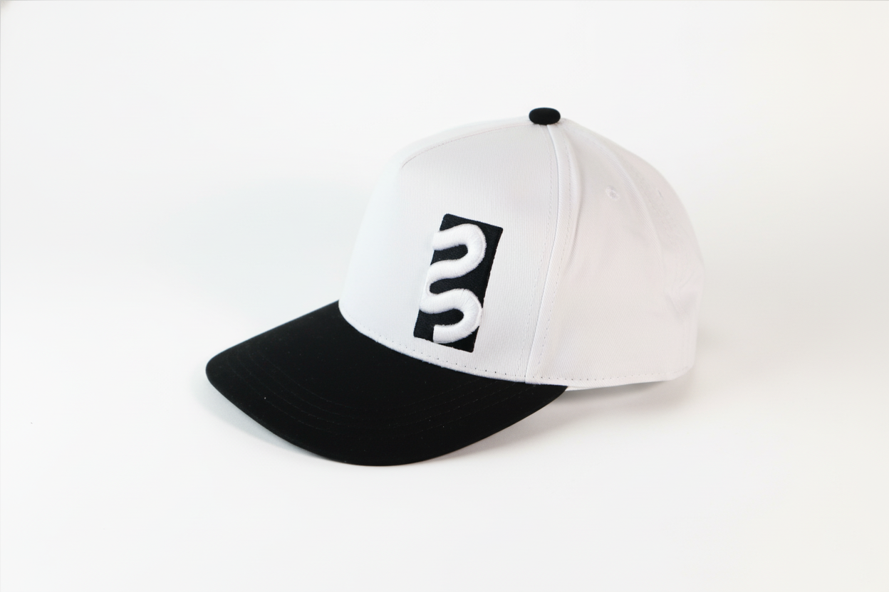 Gorra Blanco y Negro con Logo Bordado 3D Lateral | Edición Premium | Stylacho