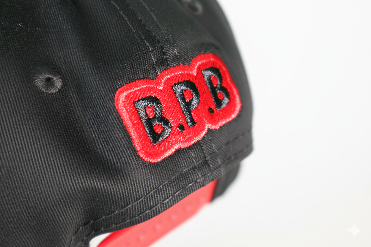 Gorra Negro y Rojo con Logo Bordado Lateral | Edición Premium | Stylacho