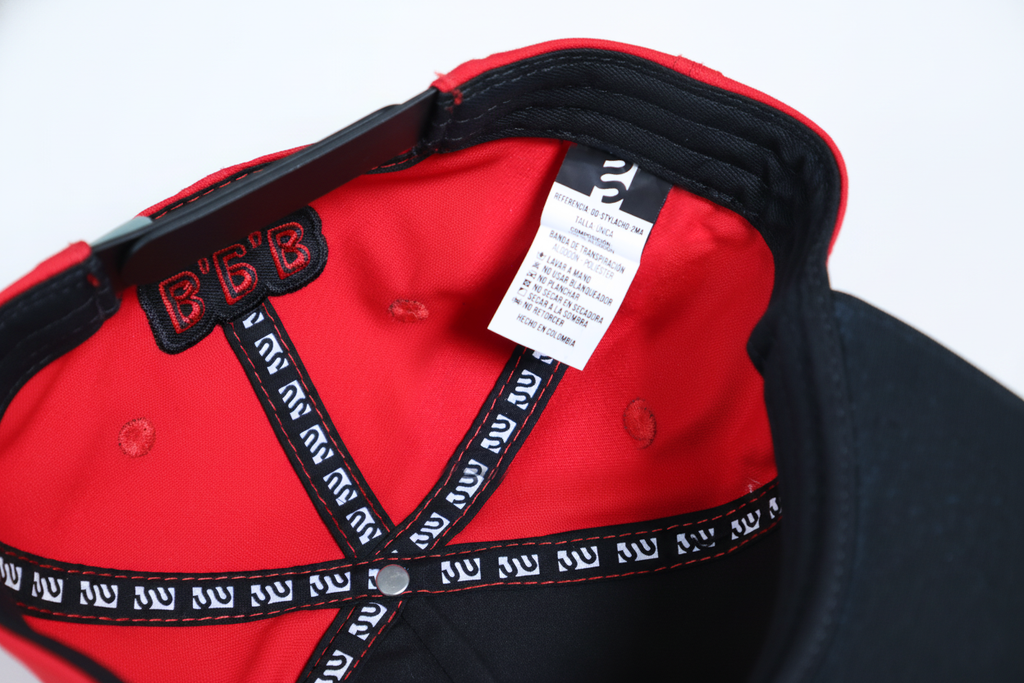 Gorra Roja con Visera Negra y Logo Bordado | Edición Premium | Stylacho